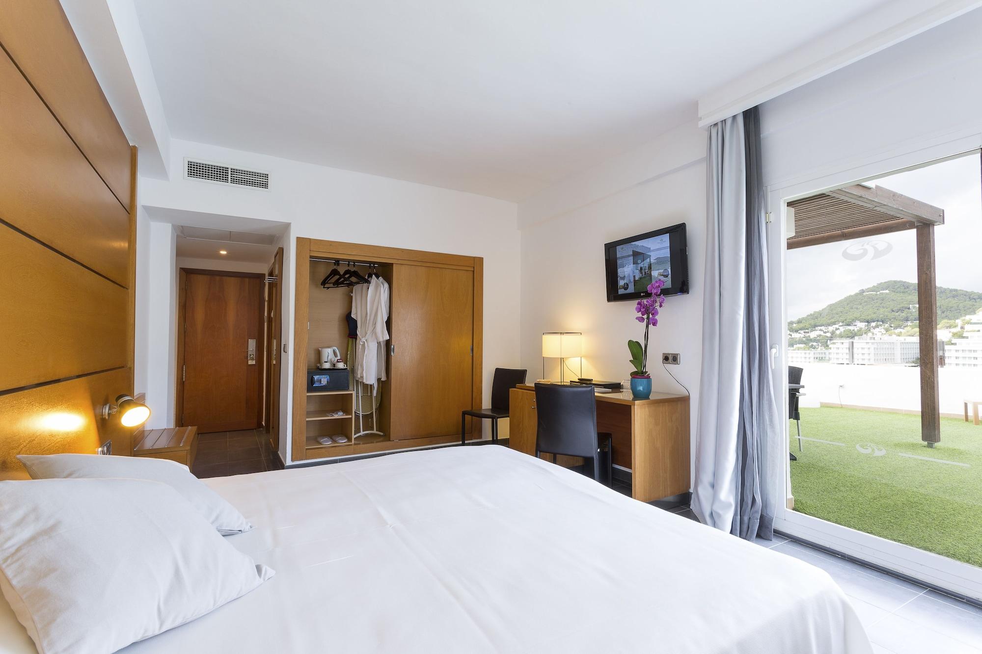 Palladium Hotel Cala Llonga - Adults Only ภายนอก รูปภาพ