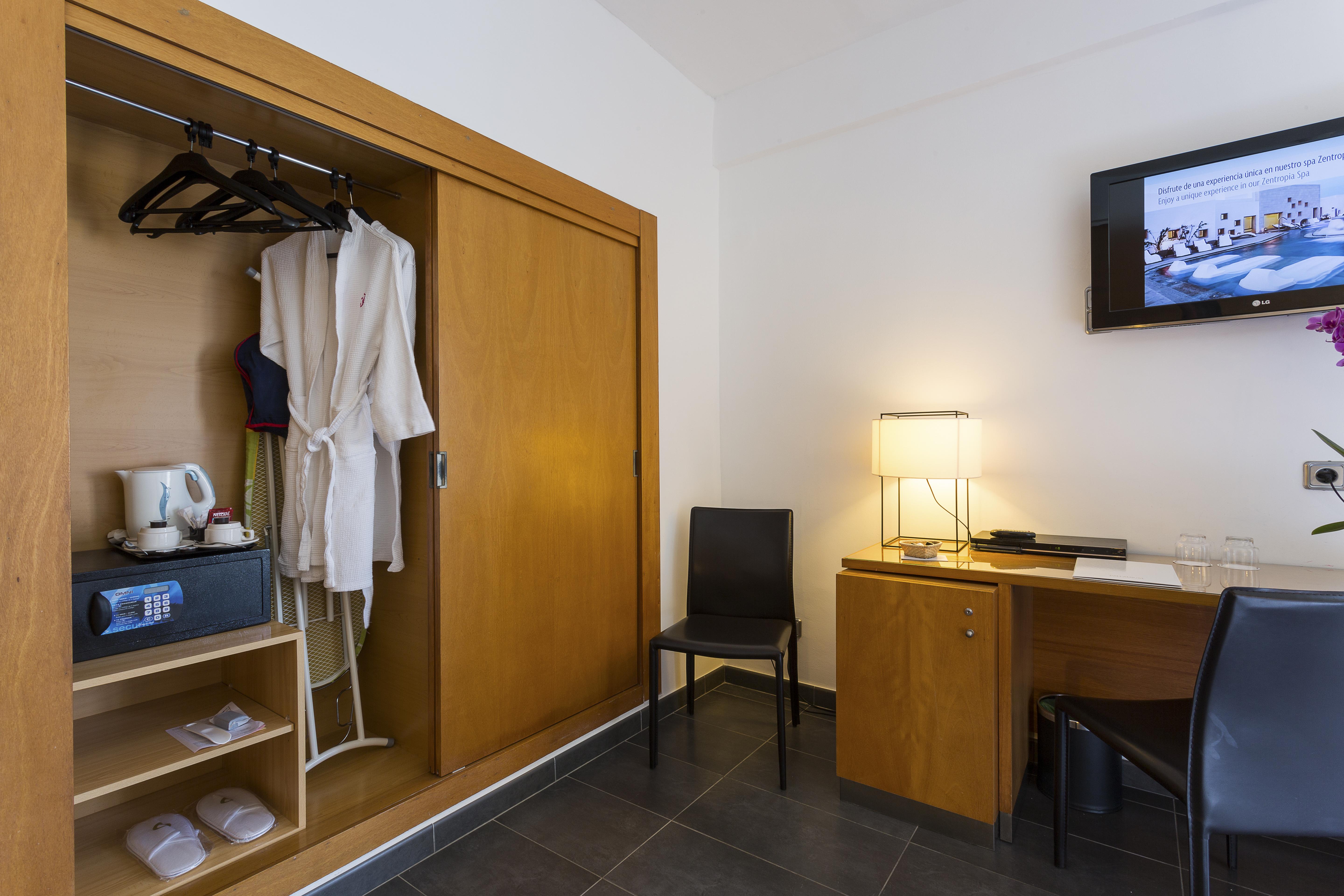 Palladium Hotel Cala Llonga - Adults Only ภายนอก รูปภาพ